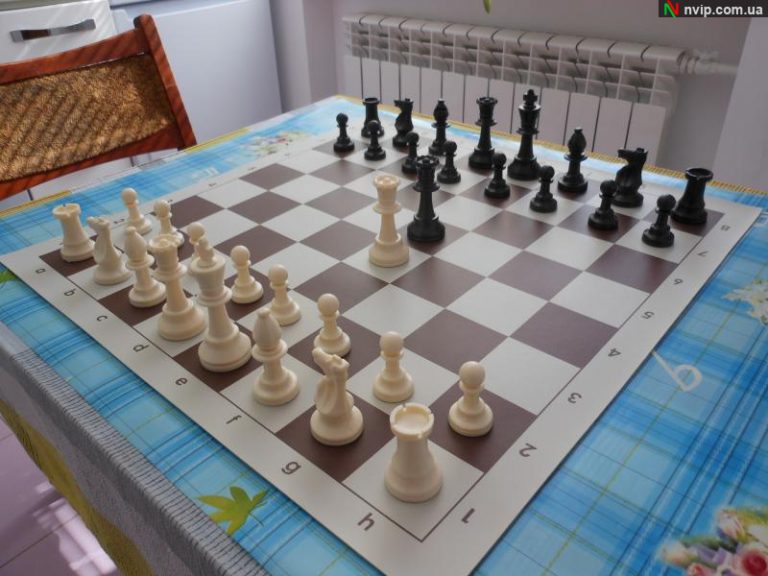 Продам турнірні шахи Staunton №6, пластик.