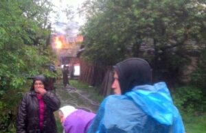 В Бужанці від удару блискавки загорілось підсобне приміщення В Бужанці від удару блискавки загорілось підсобне приміщення