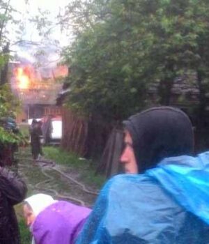 В Бужанці від удару блискавки загорілось підсобне приміщення