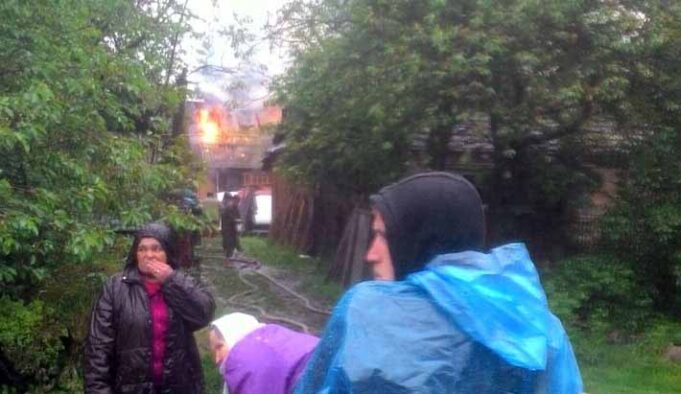 В Бужанці від удару блискавки загорілось підсобне приміщення В Бужанці від удару блискавки загорілось підсобне приміщення