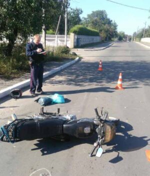 На перехресті не розминулись два мотоцикли: жінка-пасажир у лікарні