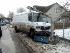 Водій буса «Mercedes» врізався в опору лінії електропередач і залишив декілька вулиць без світла! Водій буса «Mercedes» врізався в опору лінії електропередач і залишив декілька вулиць без світла!