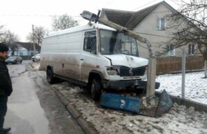 Водій буса «Mercedes» врізався в опору лінії електропередач і залишив декілька вулиць без світла! Водій буса «Mercedes» врізався в опору лінії електропередач і залишив декілька вулиць без світла!