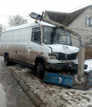 Водій буса «Mercedes» врізався в опору лінії електропередач і залишив декілька вулиць без світла!