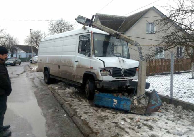 Водій буса «Mercedes» врізався в опору лінії електропередач і залишив декілька вулиць без світла! Водій буса «Mercedes» врізався в опору лінії електропередач і залишив декілька вулиць без світла!