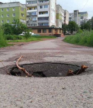 На 15-му мікрорайоні на дорогах і під ногами провалюється асфальт!