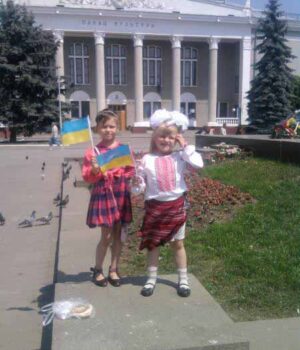 Активісти Цивільного Корпусу "Азов" м.Нововолинська дарували діткам прапорці України