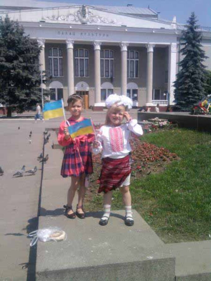 Активісти Цивільного Корпусу “Азов” м.Нововолинська дарували діткам прапорці України Активісти Цивільного Корпусу "Азов" м.Нововолинська дарували діткам прапорці України