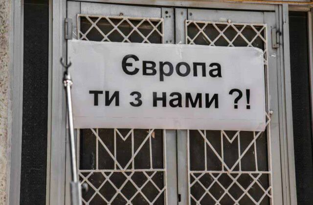 У Нововолинську – мітинг через затримані на кордоні каски та бронежилети (відео) У Нововолинську - мітинг через затримані на кордоні каски та бронежилети (відео)