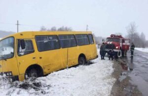 Автобус “Нововолинськ – Луцьк” злетів у кювет Автобус "Нововолинськ - Луцьк" злетів у кювет