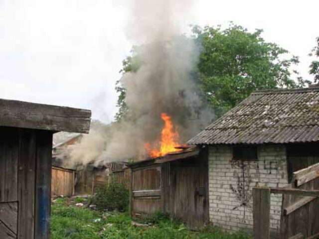 У Нововолинську знову горять старі сараї. У Нововолинську знову горять старі сараї.