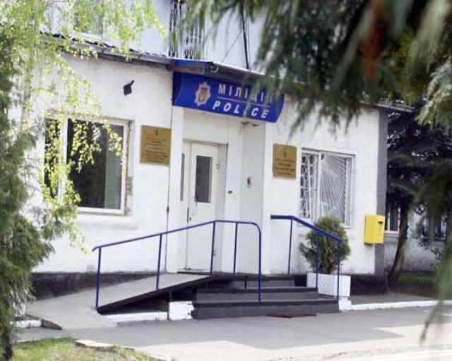 Зірвав з вуха сережку і мало не втік! Зірвав з вуха сережку і мало не втік!