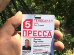 На розстріляному блокпості затримали російських журналістів На розстріляному блокпості затримали російських журналістів