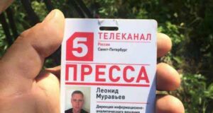 На розстріляному блокпості затримали російських журналістів На розстріляному блокпості затримали російських журналістів