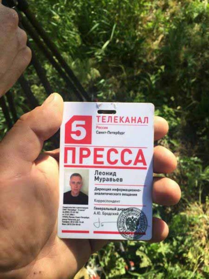 На розстріляному блокпості затримали російських журналістів На розстріляному блокпості затримали російських журналістів