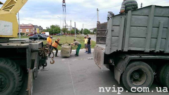 Виїзд із “ОККО” закрили бетонними блоками (ОНОВЛЕНО, ВІДЕО) Виїзд із "ОККО" закрили бетонними блоками (ОНОВЛЕНО