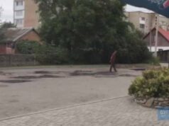 Ремонт дороги по-нововолинськи: комунальники притоптували асфальт ногами. ВІДЕО Ремонт дороги по-нововолинськи: комунальники притоптували асфальт ногами. ВІДЕО