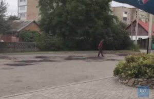 Ремонт дороги по-нововолинськи: комунальники притоптували асфальт ногами. ВІДЕО Ремонт дороги по-нововолинськи: комунальники притоптували асфальт ногами. ВІДЕО