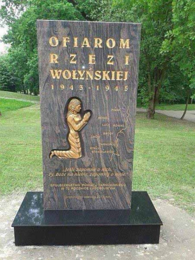 “Один з пам’ятників “Жертвам Волинської різні”, дуже символічний. На ньому молитва не за жертв конфлікту,... "Один з пам'ятників "Жертвам Волинської різні"