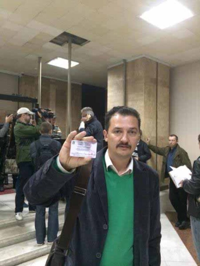 Волонтер Костянтин Зінкевич: посвідчення кандидата в нардепи й розмова з генералами Волонтер Костянтин Зінкевич: посвідчення кандидата в нардепи й розмова з генералами