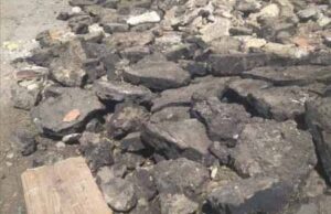 Хамство замість пояснень: у Нововолинську на дорогу викинули брили асфальту. ФОТО Хамство замість пояснень: у Нововолинську на дорогу викинули брили асфальту. ФОТО