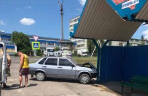 У Нововолинську “Лада” в’їхала в автобусну зупинку. ФОТО У Нововолинську "Лада" в'їхала в автобусну зупинку. ФОТО
