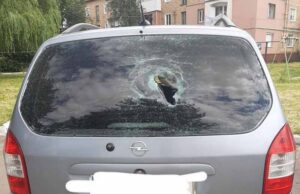 Шукають свідків: У Нововолинську невідомі розбили скло автомобіля Шукають свідків: У Нововолинську невідомі розбили скло автомобіля