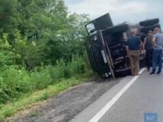 На виїзді з Нововолинська перекинулась вантажівка На виїзді з Нововолинська перекинулась вантажівка