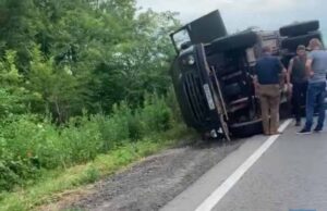 На виїзді з Нововолинська перекинулась вантажівка На виїзді з Нововолинська перекинулась вантажівка