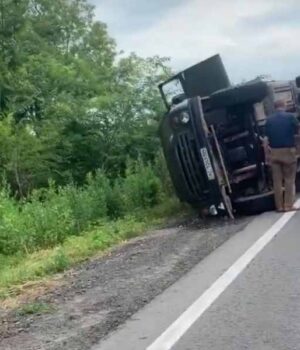 На виїзді з Нововолинська перекинулась вантажівка