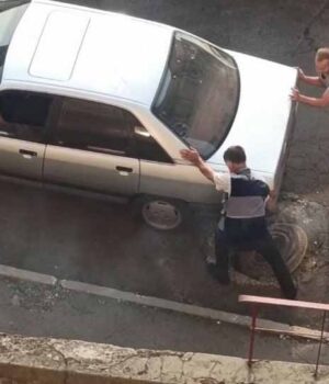 117151626_217391289623186_8504004492674204075_n У Нововолинську в аварійному люку застрягла автівка. ВІДЕО