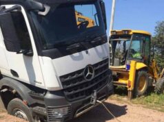 У Нововолинську на дорозі провалилася вантажівка, яка їхала засипати яму У Нововолинську на дорозі провалилася вантажівка