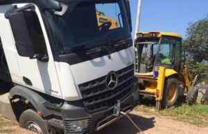 У Нововолинську на дорозі провалилася вантажівка, яка їхала засипати яму У Нововолинську на дорозі провалилася вантажівка