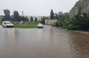 Після дощу вулиці Нововолинська перетворились на Венецію Після дощу вулиці Нововолинська перетворились на Венецію