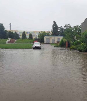 Після дощу вулиці Нововолинська перетворились на Венецію