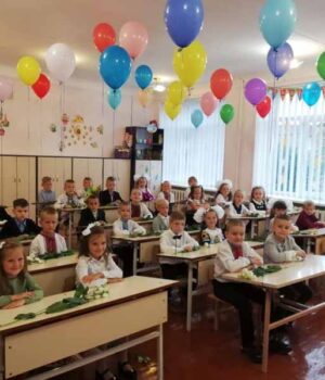 У Нововолинських школах для 614 першокласників пролунав перший дзвінок. ФОТО