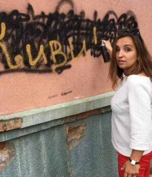 Нововолинські активісти замальовують рекламу наркотиків на стінах