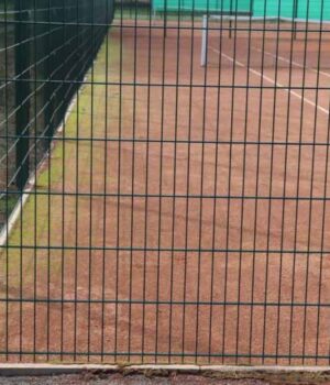 Новий тенісний корт у Нововолинську вкрився пліснявою