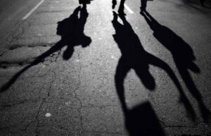 “Ставай на коліна і проси, щоб відпустили” – компанія молодиків побила та пограбувала дівчину "Ставай на коліна і проси