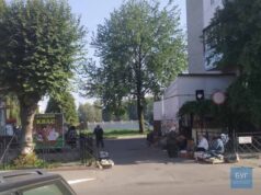 У Нововолинську поліцейські розігнали стихійний ринок біля стадіону, а продавці повернулися знову У Нововолинську поліцейські розігнали стихійний ринок біля стадіону