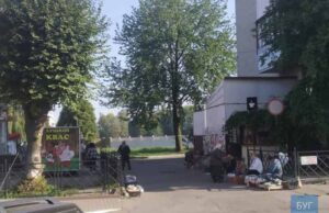 У Нововолинську поліцейські розігнали стихійний ринок біля стадіону, а продавці повернулися знову У Нововолинську поліцейські розігнали стихійний ринок біля стадіону