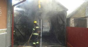 У приватному гаражі згоріло авто У приватному гаражі згоріло авто