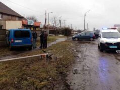 ДТП на трасі Р-15: водій збив опору і заїхав у паркан ДТП на трасі Р-15: водій збив опору і заїхав у паркан