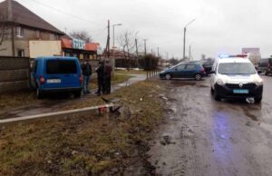 ДТП на трасі Р-15: водій збив опору і заїхав у паркан ДТП на трасі Р-15: водій збив опору і заїхав у паркан