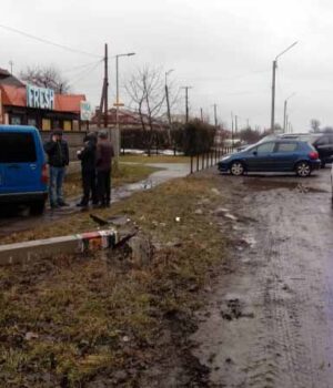 11_34 ДТП на трасі Р-15: водій збив опору і заїхав у паркан