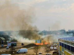 Суху траву спалювали просто біля заправки Суху траву спалювали просто біля заправки