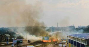 Суху траву спалювали просто біля заправки Суху траву спалювали просто біля заправки
