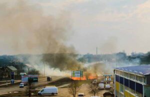Суху траву спалювали просто біля заправки Суху траву спалювали просто біля заправки