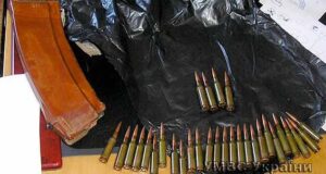 Хлопець гуляв містом із пакетом набоїв Хлопець гуляв містом із пакетом набоїв