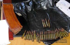 Хлопець гуляв містом із пакетом набоїв Хлопець гуляв містом із пакетом набоїв